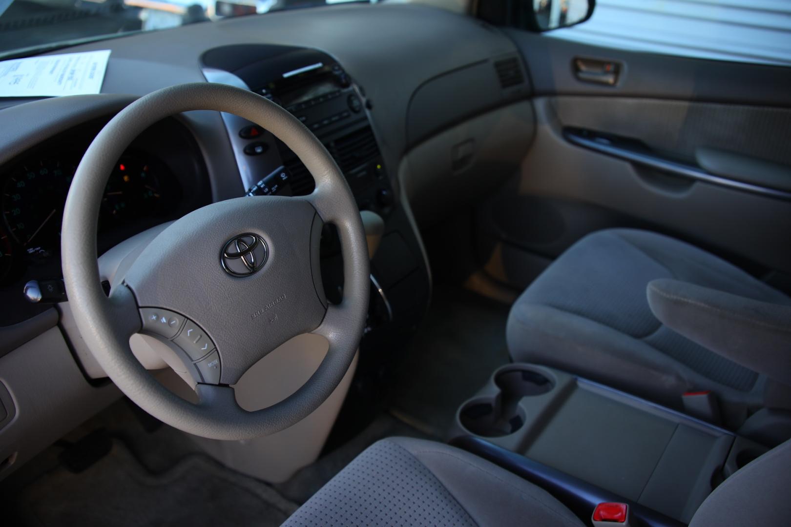 2006 GREEN TOYOTA SIENNA LE 7-Passenger (5TDZA23C66S) with an 3.3L V6 DOHC 24V engine, 5-SPEED AUTOMATIC transmission, located at 420 E. Kingsbury St., Seguin, TX, 78155, (830) 401-0495, 29.581060, -97.961647 - Photo#8